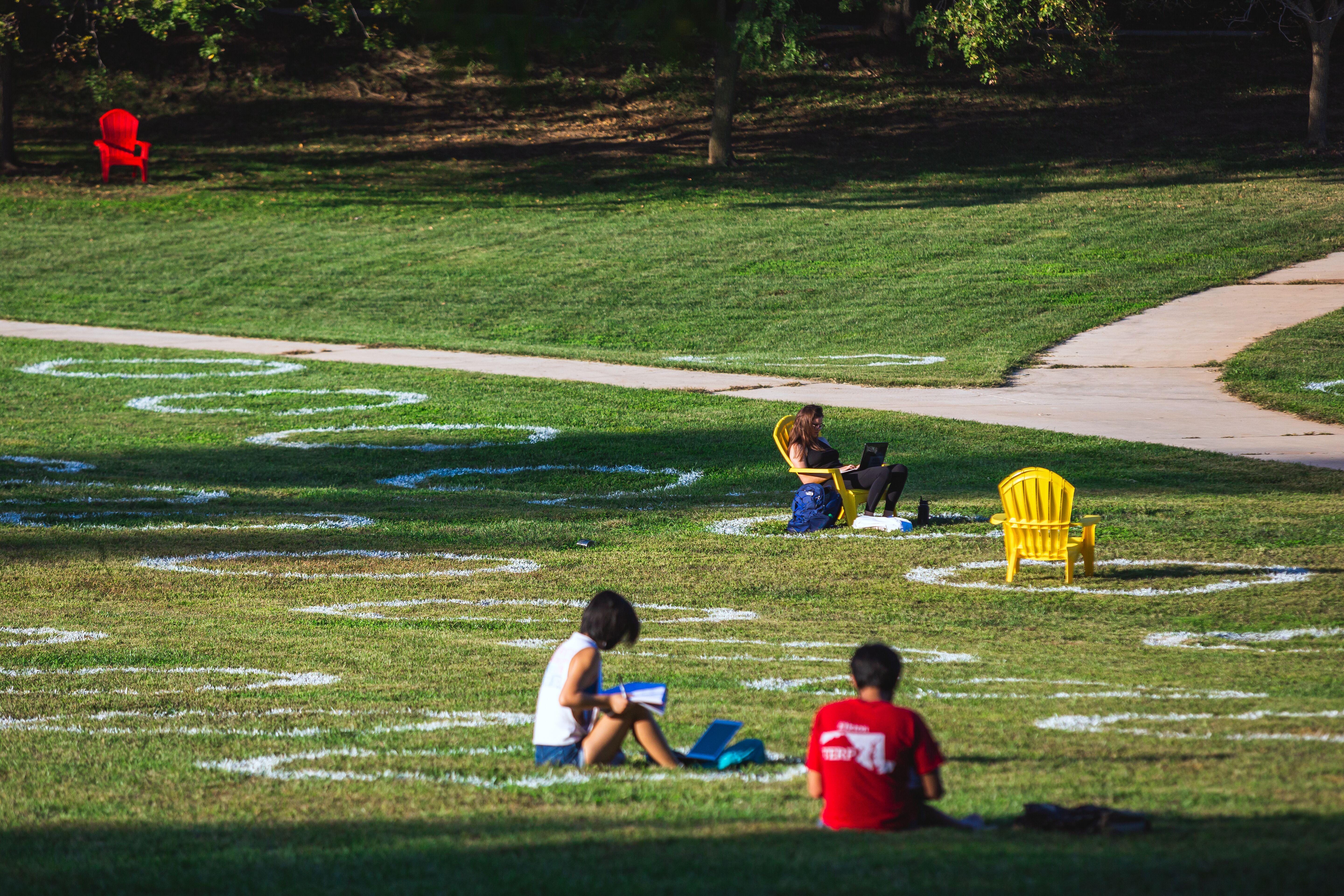 students spread out on McKeldin lawn